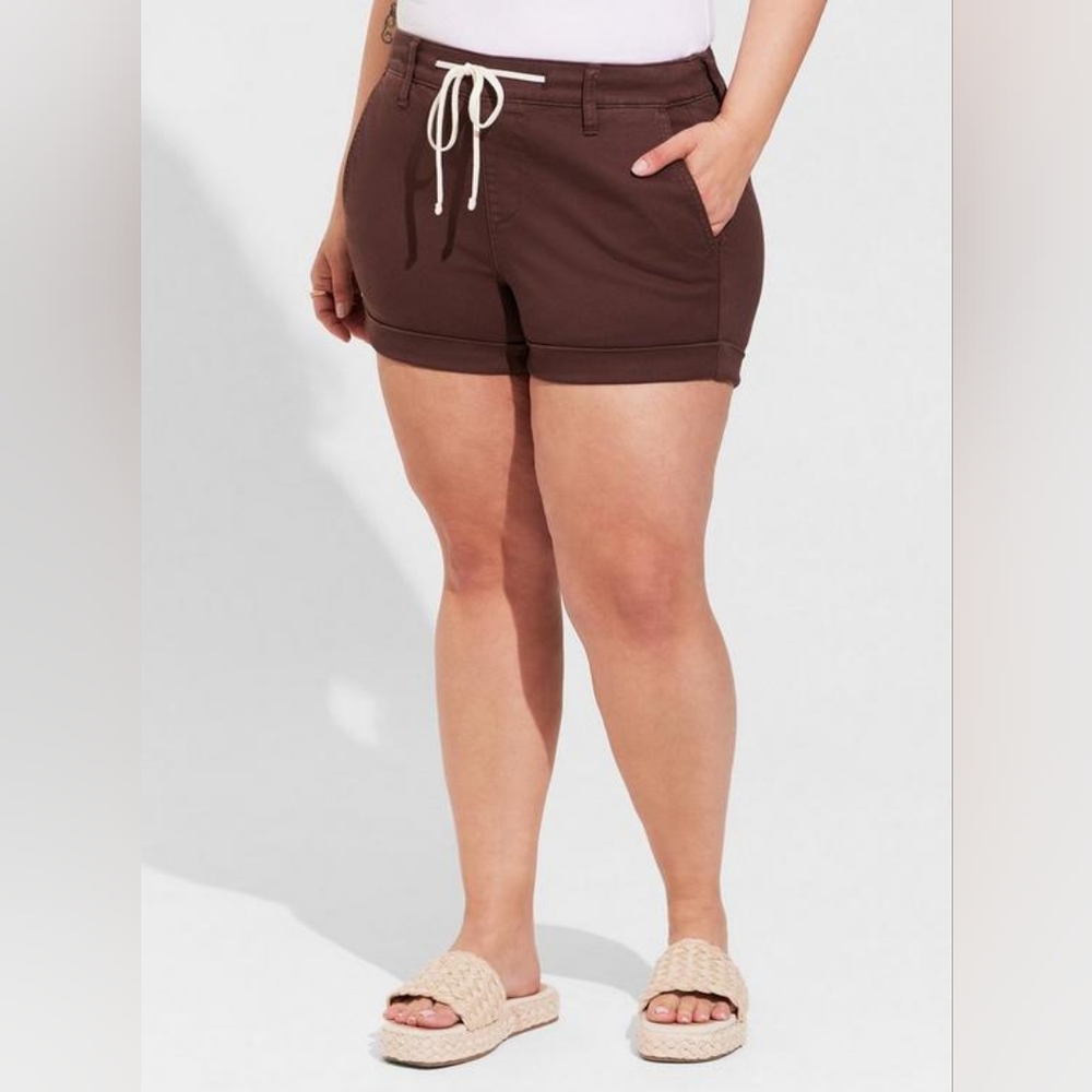 NWT Torrid 3.5 inch pull-on weekend stretch twill short, puce